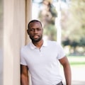 Portrait de Serge Aka, responsable communication client