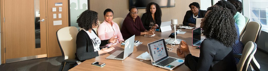 Réunion d'équipe autour d'une table de travail