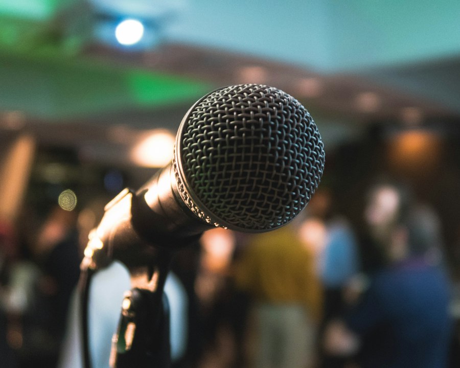 Gros plan sur un microphone sur pied, avec des invités flous en arrière-plan dans une salle d'événement
